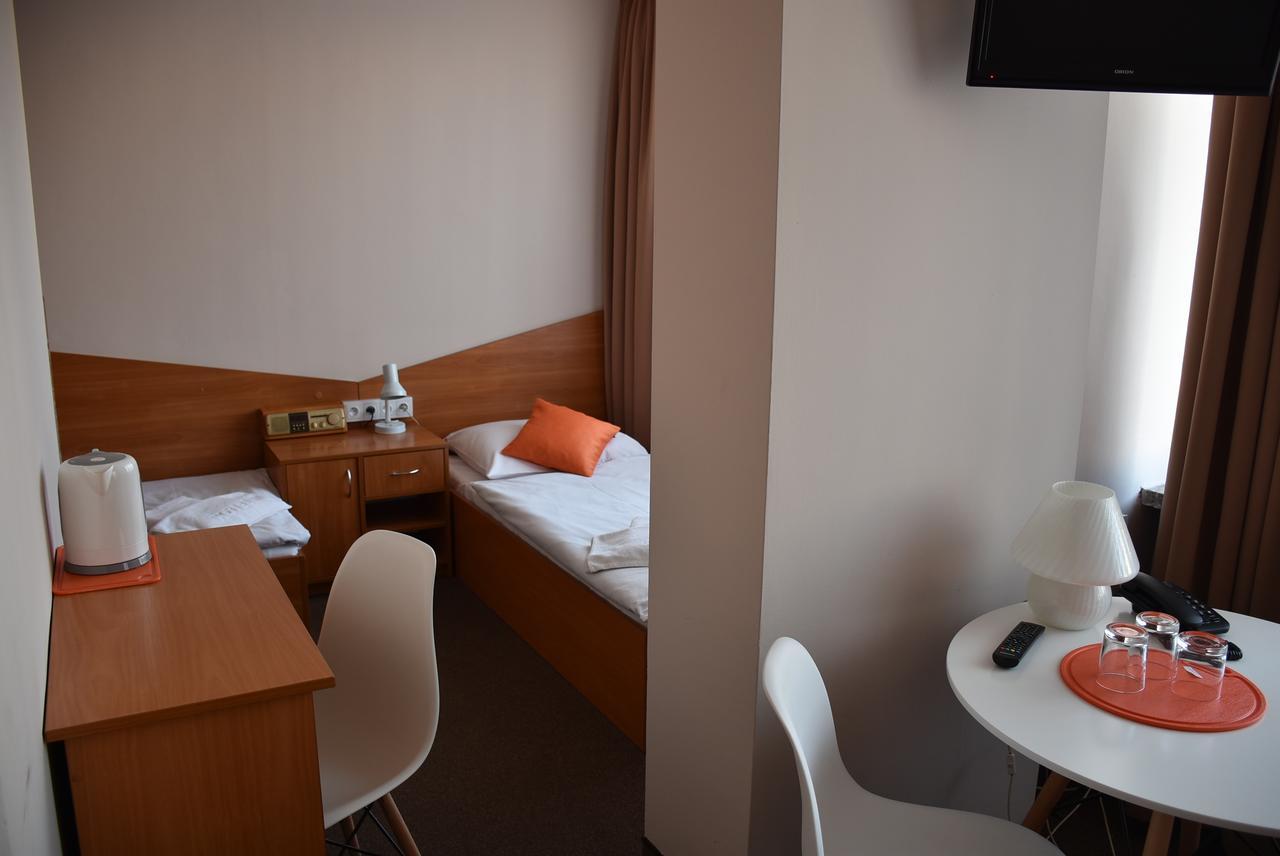 Hotel Pzmot Люблин Екстериор снимка