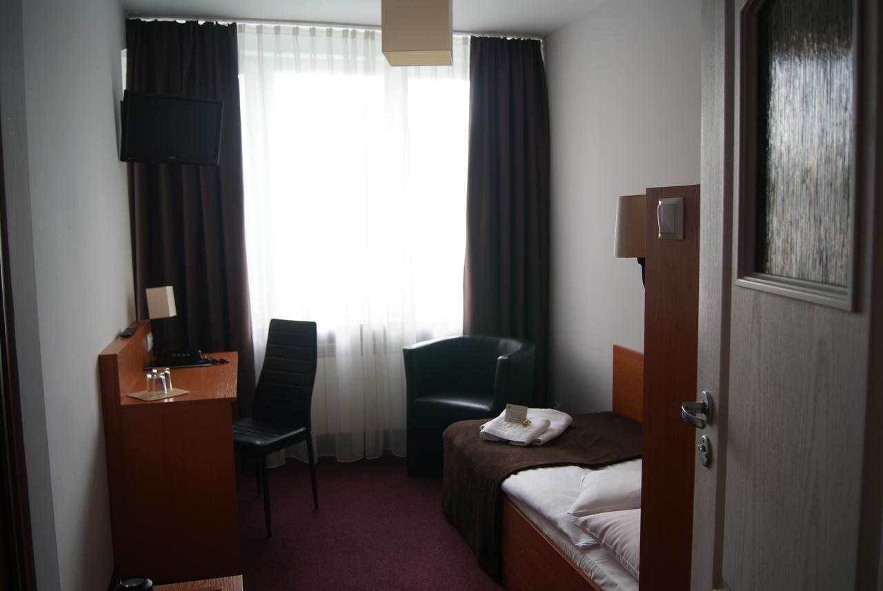 Hotel Pzmot Люблин Екстериор снимка