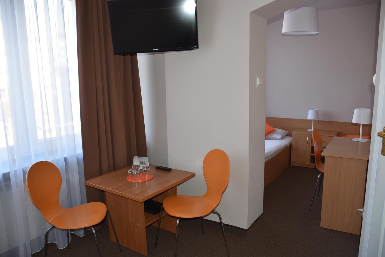 Hotel Pzmot Люблин Екстериор снимка