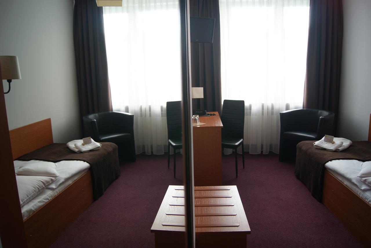 Hotel Pzmot Люблин Екстериор снимка